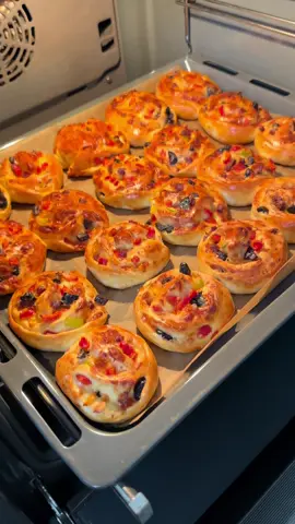 Pizza Rulo Poğaça: Hamuru için ; 2 su bardağı ılık süt  1 çay bardağı sıvıyağ  1 paket ınstant kuru maya  1 yemek kaşığı toz şeker  1 adet yumurta beyazı (sarısı üzerine) 1 tatlı kaşığı tuz  5.5 su bardağı un  İç malzemeleri ; 1 küçük kase Kaanlar Siyah Elmas Zeytin  1 küçük kase küp doğranmış sucuk 1 küçük kase rendelenmiş  kaşar peyniri  2 adet yeşil biber  1 adet kırmızı biber  Varsa sarı biber (opsiyonel)  Hazırlık Hamuru içi; Süt şeker maya ilave ederek karıştıralım içine sıvıyağ , yumurta beyazı ve tuzunu ilave edelim azar azar unu ilave ederek yoğuralım yumuşak kıvamlı bir hamur elde edelim. Mayalanmış hamuru iki eşit parçaya bölelim yeterli büyüklükte açalım içine iç malzemelerini önce kaşar peyniri, biber, sucuk ve çekirdeklerinden ayrıştırıp küçük doğradığımız Kaanlar Siyah Elmas Zeytinleri ilave edelim. Ucundan başlayarak rulo olarak katlayıp iki parmak genişliğinde keselim. Her iki parça hamurada aynı işlemi uyguluyoruz. Poğaçaları yağlı kağıt serili tepsiye dizelim. On beş dakika tepside bekletip üzerine yumurta sarısı sürelim. 180 derece fırında pişirelim.  Afiyetke i @KAANLAR  İşbirliği Reklam 