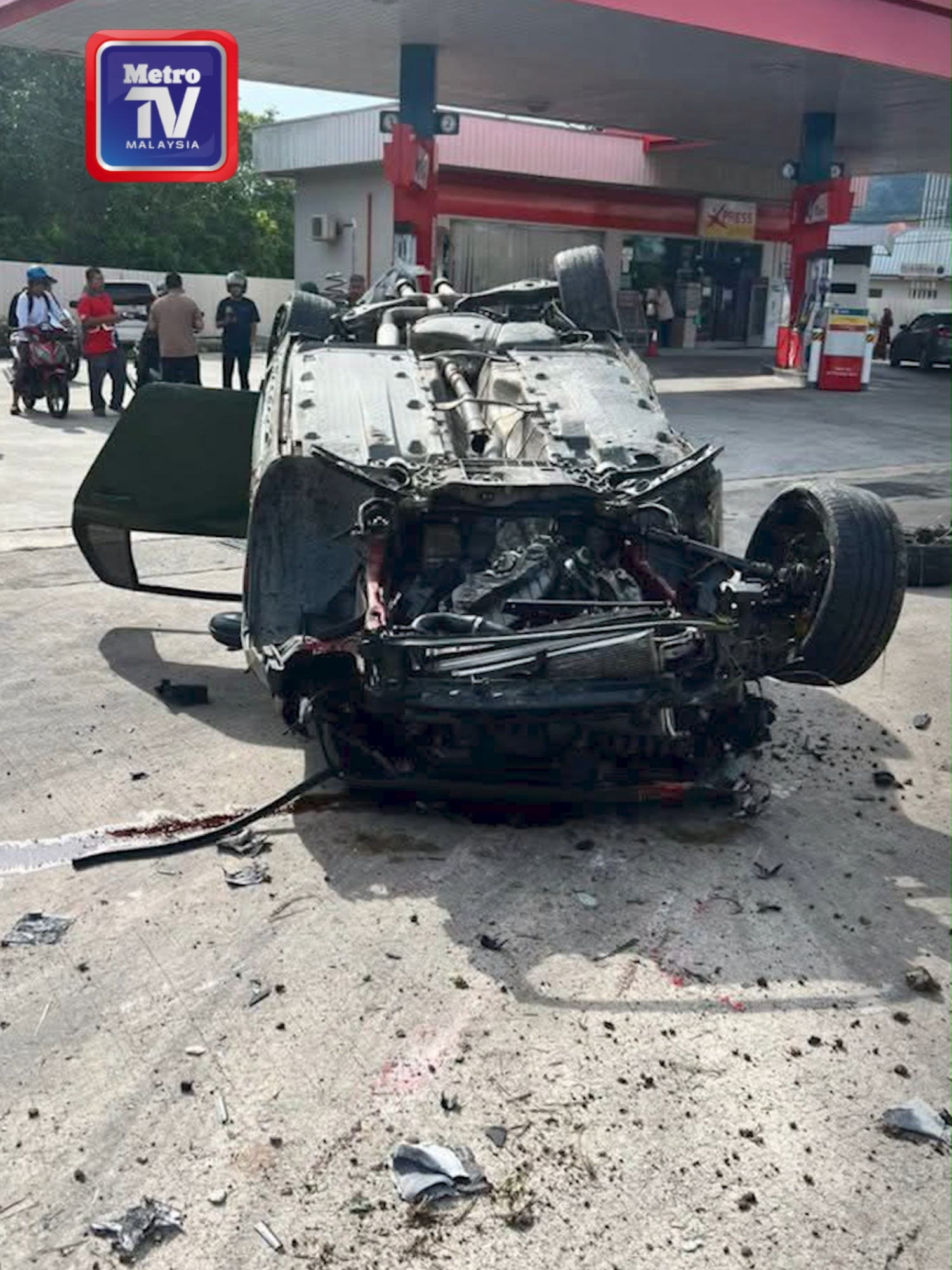 Sebuah kereta terbabas di Taman Angsana, Changlun.