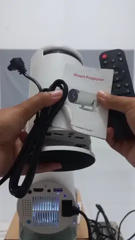 SHADE HY300 Proyektor mini ini mudah dibawa dan digunakan. Sudah termasuk remote control dan kabel, siap menemani nonton di mana saja!