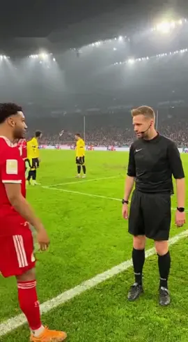 Wenn der Schiri plötzlich Nebeneinkommen hat. Elfmeter für Bayern. #borussiadortmund #fcbayern  #fußball  #bayerndortmund  #comedyclip 