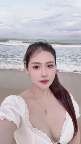 lãng mạn thuộc về biển dịu dàng thuộc về em😜