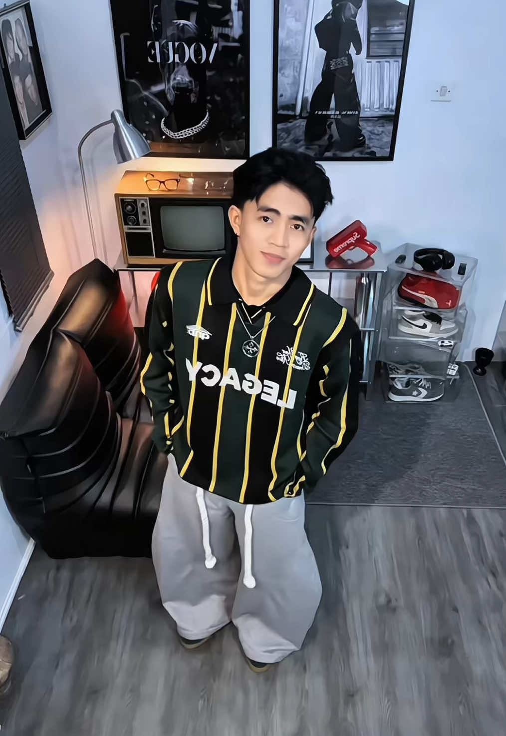 Gak cuma nyaman, tapi keliatan effortless classy. Knitwear wajib punya sih #MensStyle #KnitwearLook #MinimalOutfit #StylePria #OOTDKece