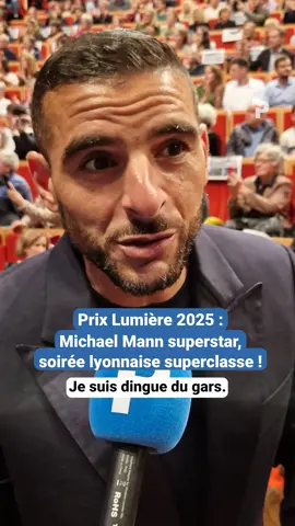 🎥🏆 Le réalisateur Michael Mann a reçu ce vendredi 17 octobre le prix Lumière 2025 des mains de l'actrice Isabelle Huppert. De nombreuses personnalités du cinéma étaient présentes à l'Amphithéâtre 3000 pour rendre hommage au cinéaste américain. #festivallumiere #michaelmann #Lyon #cinema