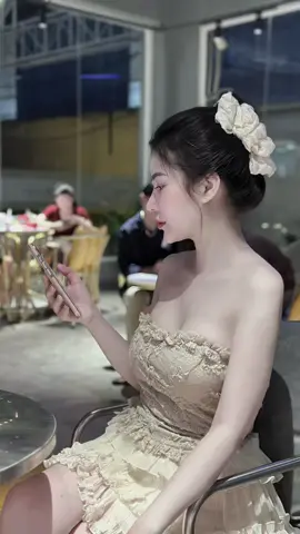 - Thế giới này thật đẹp, còn cuộc đời của e thì không.