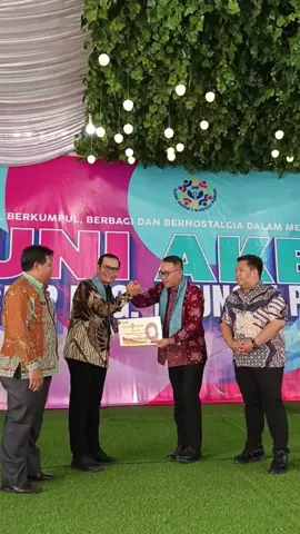 Dihadiri Walikota Alfin, Tokoh, Alumni dari Luar Negeri INDOJATIPOS.COM, SUNGAI PENUH – Ratusan alumni SMP Negeri 1 Kota Sungai Penuh dari berbagai angkatan memadati halaman sekolah pada acara Reuni Akbar ke-3 sekaligus Hari Ulang Tahun (HUT) SMPN 1 Sungai Penuh, Sabtu (18/10/2025). Dengan mengusung tema “Bertemu, Berkumpul, Berbagi dan Bernostalgia dalam Menggapai Kesuksesan”, kegiatan ini menjadi ajang mempererat silaturahmi antaralumni serta mengenang masa-masa indah di bangku sekolah. Acara tersebut turut dihadiri oleh Wali Kota Sungai Penuh, Alvin, SH, dan Wakil Ketua DPRD Kota Sungai Penuh, Hardizal, ketua Minker Alfi Sutan, 20 angkatan alumni termasuk alumni dari Singapora, Manila Filipina dan Jakarta yang juga memberikan apresiasi atas kekompakan para alumni. Dalam kesempatan, Walikota Sungaipenuh juga melantik ketua Iluni SMPN 1 Sungaipenuh Ir Havizal Rahman MM dan jajaran pengurus. Ketua panitia Reuni Akbar ke-3 Zulkifli menyampaikan, kegiatan ini juga diisi dengan berbagai acara, seminar, pelayanan kesehatan TB dan Gizi serta lomba tari rangguk. Dalam kesempatan, sambutan Ketua Iluni SMPN 1 Sungaipenuh Ir Havizal Rahman MM mengatakan, hadir di reuni akbar ke-3 ini dari berbagai angkatan, mulai angkatan tertua sampai angkat termuda dan alumni dari Manila Filipina, Singapura dan Malaysia serta Jakarta. “Kita berharap diacara reuni akbar ke-3 dan HUT SMPN 1 Sungaipenuu ke-79 akan bisa memberi semangat baru, bisa bersinergi dengan Kota Sungaipenuh,” ujar Ir Havizal Rahman. .  Selengkapnya baca di indojatipos.com / link di profil .  @indojatipos_story  .  #indojatipos #indojatipostv #sungaipenuh 