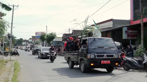 NYORONG adalah tradisi adat di Sumbawa yang merupakan prosesi pengantaran seserahan dari pihak laki-laki kepada pihak perempuan menjelang pernikahan. Prosesi ini melambangkan kesiapan dan tanggung jawab laki-laki untuk membangun rumah tangga, serta bentuk penghormatan kepada keluarga perempuan. Barang yang dibawa, yang telah disepakati kedua belah pihak, meliputi mahar, mas kawin, peralatan rumah tangga, dan kebutuhan pokok lainnya. #sumbawabarat #nyorongsumbawa #adatsumbawa #sorongserahadatsumbawa #fyp 
