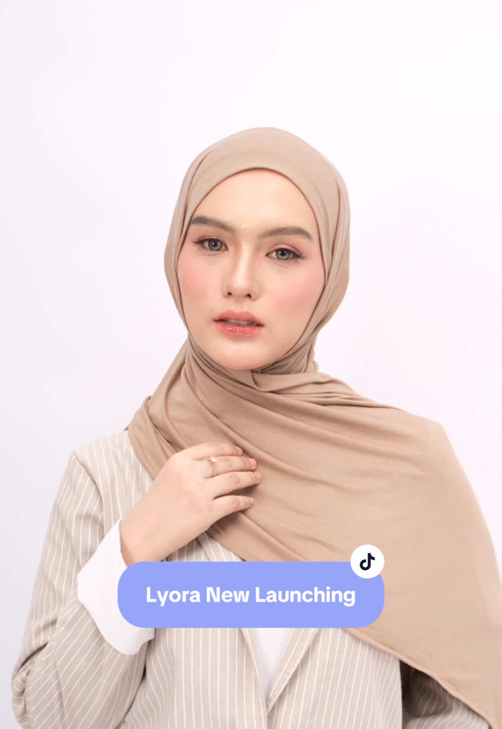 Kenalan sama the new game changer di koleksi Youra: LYODRA SERIES! 🖤 Ini Pasmina dari Spandex Rayon Premium yang:  ✅ Lembut & Adem: Anti gerah walau dipakai seharian.  ✅ Jatuh Elegan: Bikin look kamu auto classy dan flawless. ✅ 11 Warna Gen Z Banget; Mulai dari basic sampai vibrant, dijamin masuk ke semua tipe outfit kamu! Gimana, siap bikin OOTD kamu makin slay tanpa effort? Belanja sekarang di keranjang kuning🛍️ #promoseruweekend #youra #hijab #pasmina #rayonspandek 