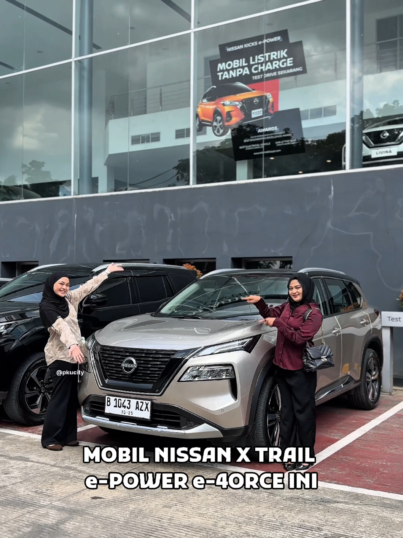 The All-New Nissan X-Trail e-POWER with e-4ORCE, Saatnya Memulai Petualangan Tak Terbatas Bersama Keluarga‼️🚘😎 Sambut era baru SUV listrik dari Nissan! Dengan teknologi e-POWER, kamu bisa merasakan sensasi mobil listrik 100% tanpa perlu charging eksternal ⚡ Ditambah sistem penggerak e-4ORCE All-Wheel Drive, membuat setiap manuver tetap stabil dan terkendali di semua medan 💪 Nikmati kenyamanan kelas premium dengan: 🪑 Zero Gravity Seats super nyaman 📱 Head Unit 12.3” HD NissanConnect 💡 Head-Up Display 10.8” 🎵 BOSE®️ Premium Audio System Tampilan luar juga makin gagah dengan V-Motion Grille khas Nissan, lampu LED ramping, dan velg 19 inci yang sporty 😍 Fitur keselamatannya pun lengkap dengan Nissan Safety Shield 360°, Intelligent Around View Monitor 360°, dan berbagai sistem pintar yang bikin perjalanan kamu makin aman & tenang 🛡️ ✨ Feel the EV Power. Enjoy the EV Handling. Yuk cobain langsung sensasi kenyamanan, performa, dan kontrol terbaik di setiap perjalanan bersama keluarga. . . “NISSAN EXCLUSIVE TEST DRIVE: EXPERIENCE THE LEGACY” 🚘 The All-New Nissan X-Trail e-POWER with e-4ORCE 📆 Tgl. 16 - 19 Oktober 2025 ⏰ 08.00 - 17.00 WIB 📍 NISSAN SM AMIN, Jl. SM. Amin, Pekanbaru ✨ More Info cek IG @nissanpekanbaru_official #NissanIndonesia #XTrailEPower #E4ORCE #ExperienceTheLegacy #SUVListrik   . . . TAG Ayang & Bestiemu Yang Katanya Mau Beli Mobil Baru! 🙋‍♀️