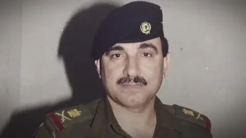 الفريق اول الركن ياسين فليح المعيني قائد عملية الخفجي في حرب الخليج الثانيه منع من اداء فريضة الحج والعمرة.. ردا على قيادته للعملية العسكرية في العام 1991 .. يذكر أنه تم تصنيفه كأذكى ضابط دروع في القرن العشرين بعد ان قام بتكبيد السعوديين هزيمة مذلة بدبابات كانت تعتبر ضعيفة وقديمة ولاتقارن مع دبابات الجيش السعودي ولكن رغم ذلك قام بتكتيك عسكري يُدرس في بعض جامعات العلوم العسكرية #العراق #fyp #CapCut #كربلاء_مدينة_العشق_والعاشقين #foryoupage 