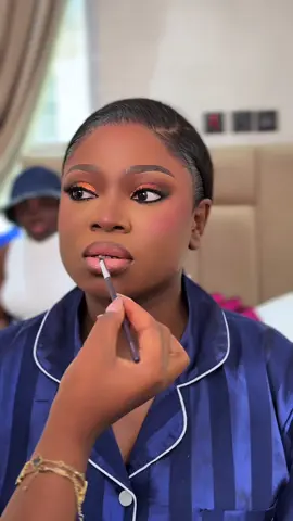 Clean and timeless beat for our gorgeous bride 🤩 . Makeup @rm_proo  . Hair @beautifiedbybetty  . #makeup  #bestmakeupartistinibadan #gele #ibadanmakeupartists #akobomuas            @ms_asoebi @asoebiafrica @asoebibella @ibadanslayers