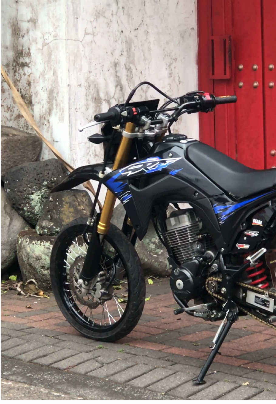 tarek mangg 💃🏻🤙🏻 #supermotoherex #surexgank #crfherexstyle #fyp 