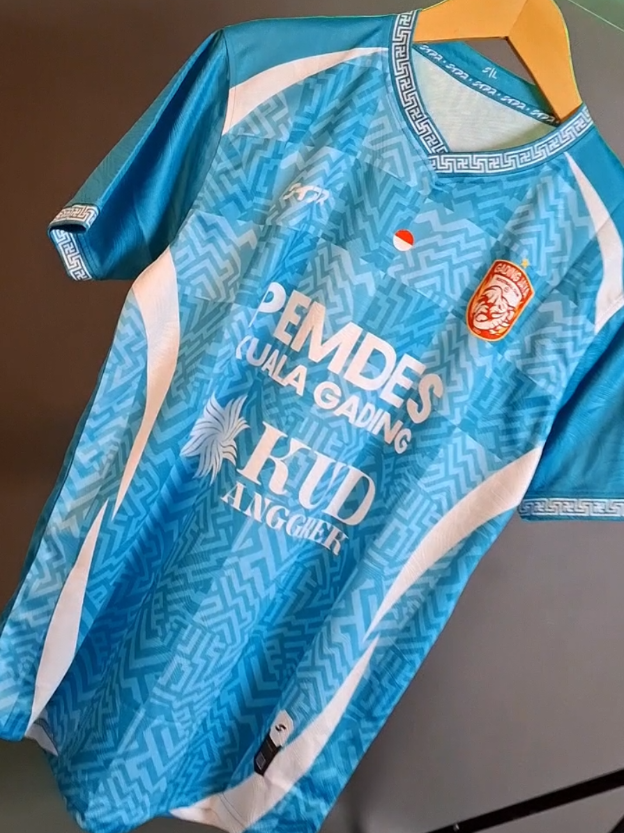 Jersey GADING JAYA Siap Gempur Lapangan! Kenalin, bahan andalan yang bikin tim kamu auto-keren: DRYFIT EMBOSS TOPOGRAPH! Tekstur timbul yang unik ini bukan cuma estetika, tapi juga penunjang performa terbaikmu. Adem, ringan, dan bikin percaya diri maksimal. Jangan cuma main biasa, pakai jersey yang luar biasa! Mau jersey tim kamu sekeren ini? DM atau klik link di bio! #JerseyBola #JerseyFutsal #JerseyBasket #JerseyKomunitas #GadingJayaApparel 