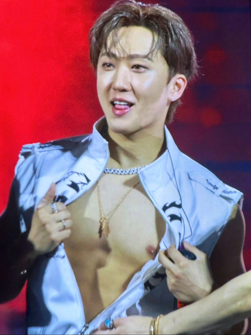 Changbin, the man you are. He always has been handsome to me, so this is a cherry on the top. Don't talk to me today. I need to reflect on live, on Changbin. 🫠🩵 #Changbin #Seo #Binnie #StrayKids #SKZ @Stray Kids @straykids_japan  Credit to rightful owners 🫶