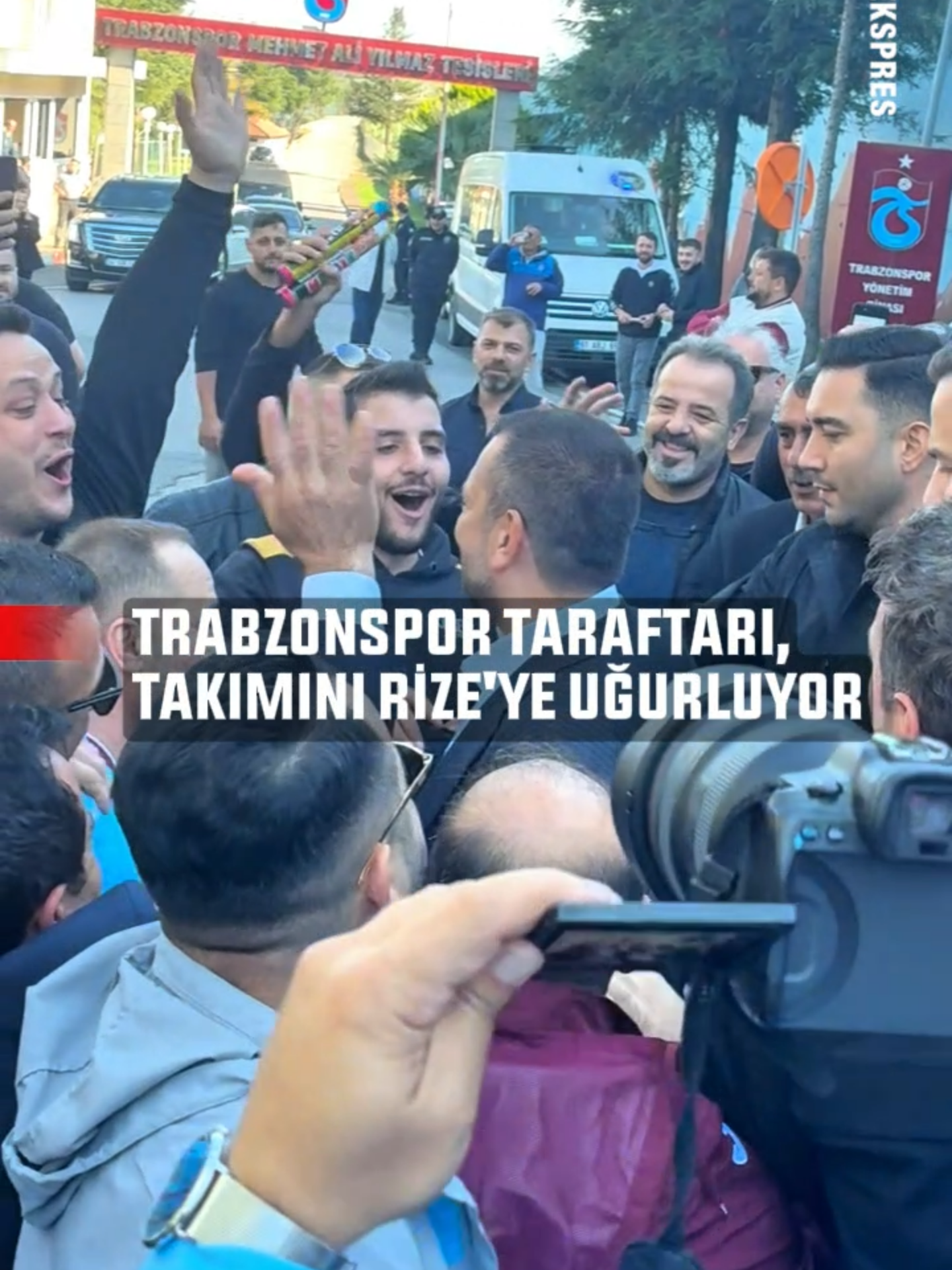 Trabzonspor taraftarı, Rize’ye deplasman yasağını protesto etmek ve takımını desteklemek için Mehmet Ali Yılmaz Tesisleri’nden bordo-mavili ekibi uğurluyor. Tesislerde bulunan Doğan da taraftara üçlü çektirdi.