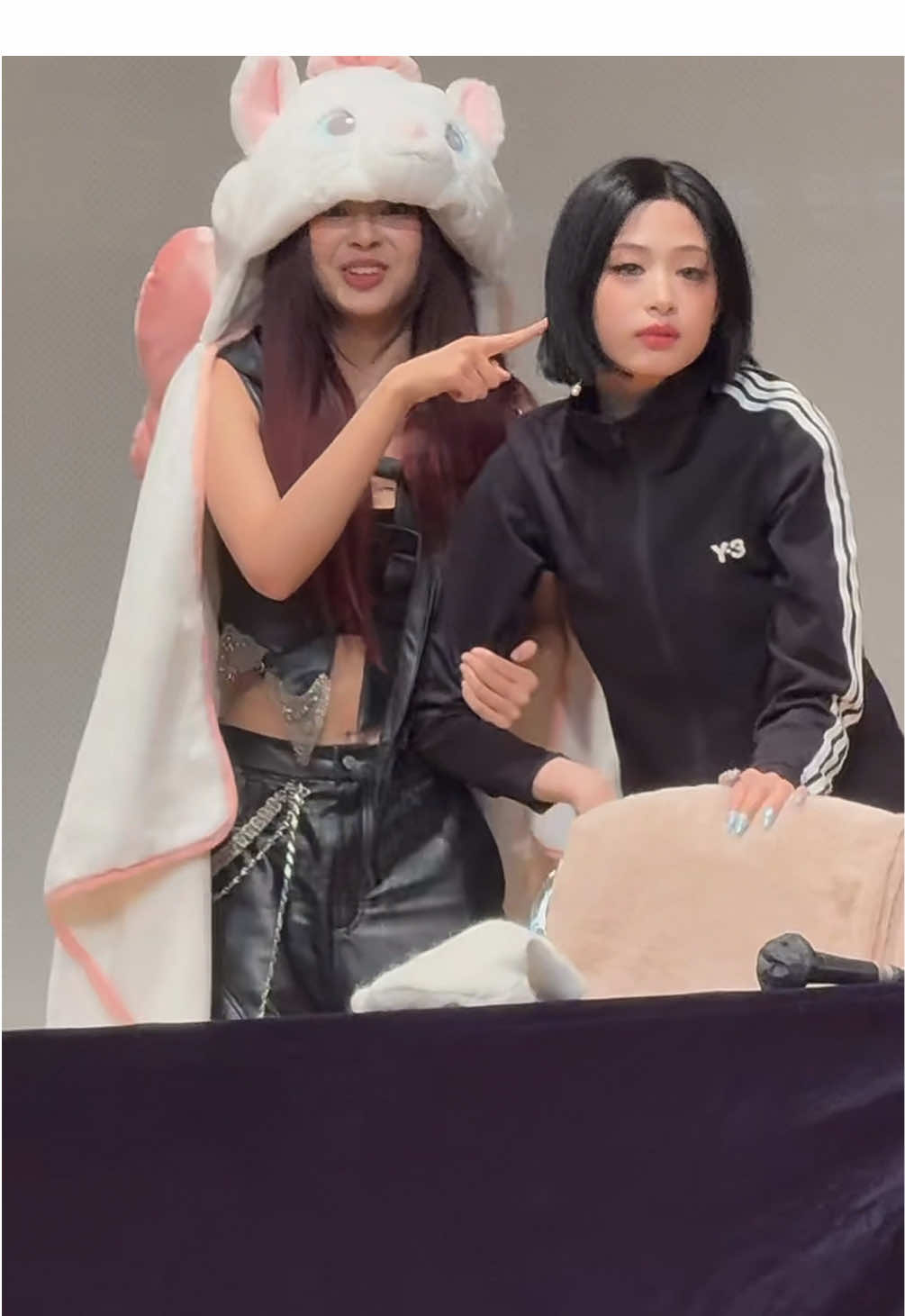 Chiyeon 🐈‍⬛🦋 offline fan sign 10.18 #CHIQUITA #AHYEON #BABYMONSTER 