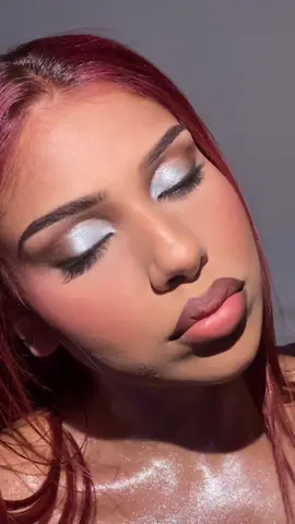 King Kylie makeup 👑💙 Products used: @maccosmetics blush  @Estée Lauder highlighter and foundation  @SHISEIDO concealer  @pradabeauty mascara  @Kylie Cosmetics lipstick  @makeupbymario eyeshadow palette  @NARS Cosmetics lip liner  @Fenty Skin @Fenty Beauty body glow  @nyxcosmetics_uk eyebrow gel  @L'Oréal Paris UK eyeshadow palette  @tarte cosmetics contour stick  #makeup #kingkylie #kyliemakeup #kingkyliemakeup 