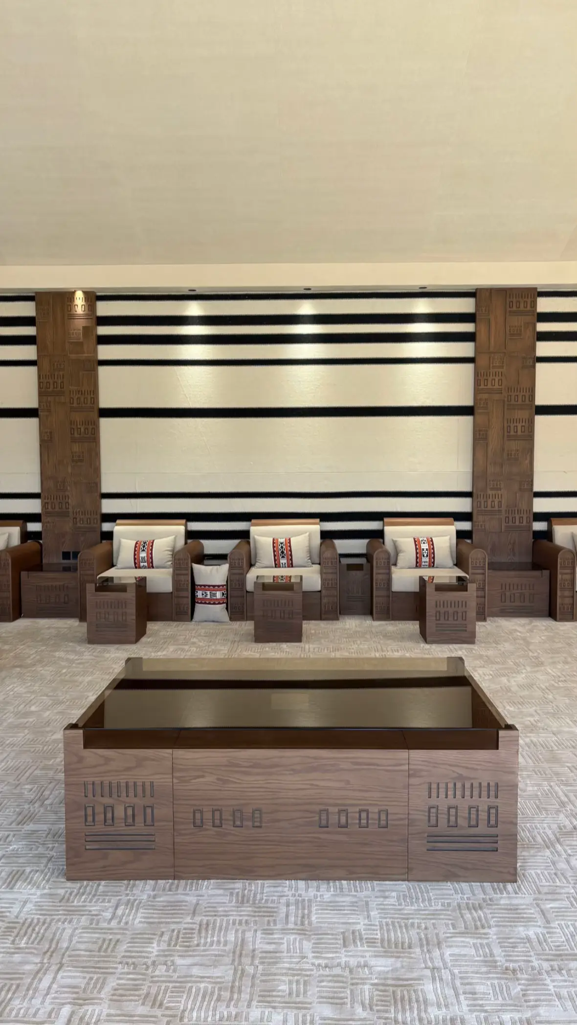 مجلس بيشة .. تصميم وتنفيذ بالكامل من المنزل المبتكر 🤍 الفكرة كانت ندمج روح التراث مع لمسة عصرية أنيقة، فاستخدمنا النقش الخاص بهوية بيشة الرسمية بطريقة هندسية مرتّبة تعكس هوية المكان .  #الجنوب #الرياض #تصميم_داخلي #مجلس #اكسبلور 