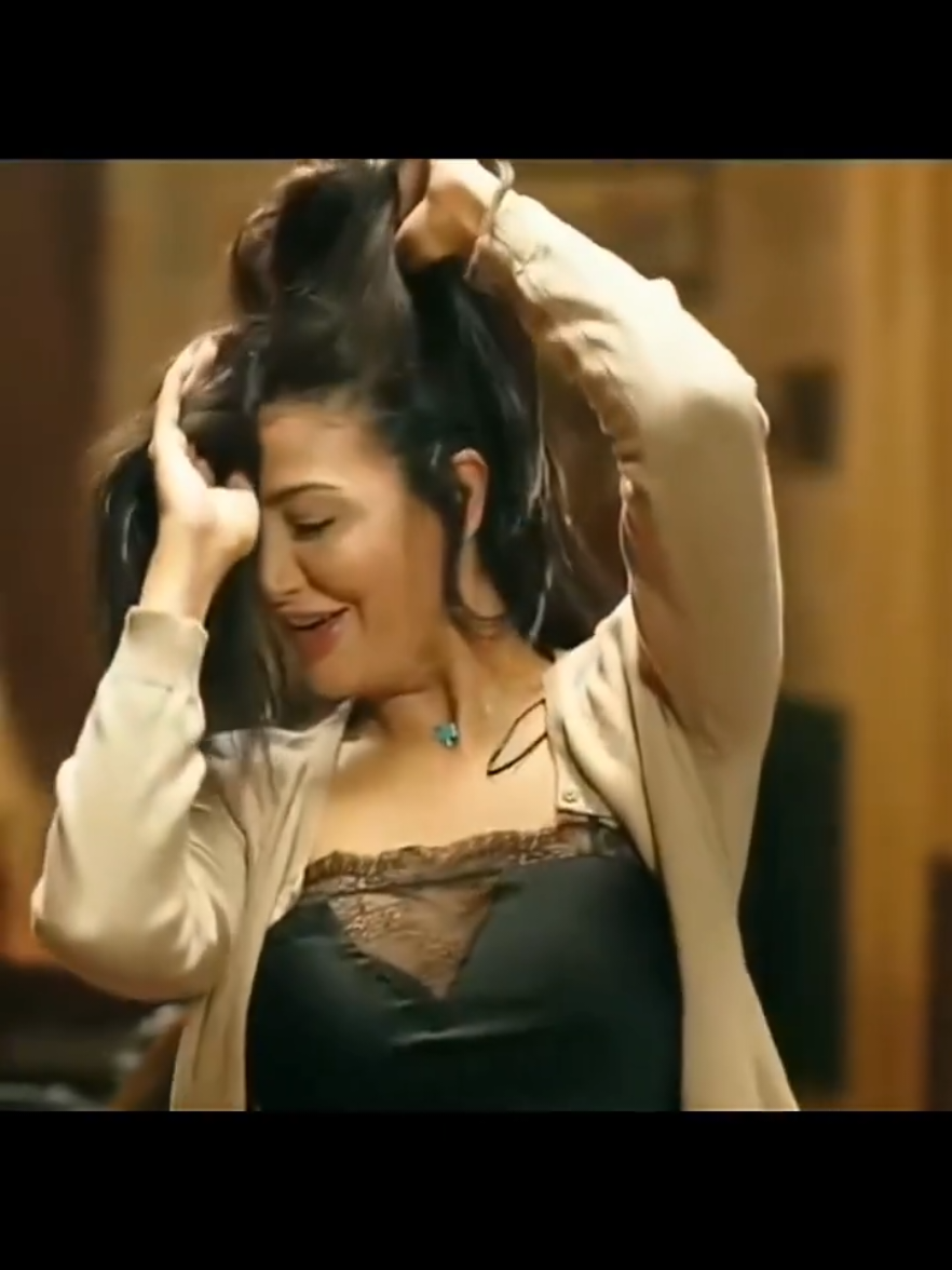 رقص رائع جداً للنجمه غاده عبد الرازق علي انغام موسيقى ليلة حب لكوكب الشرق#غاده_عبد_الرازق #رقص#رقص_النجوم#فنانات_مصر #فنانات_ممثلات 