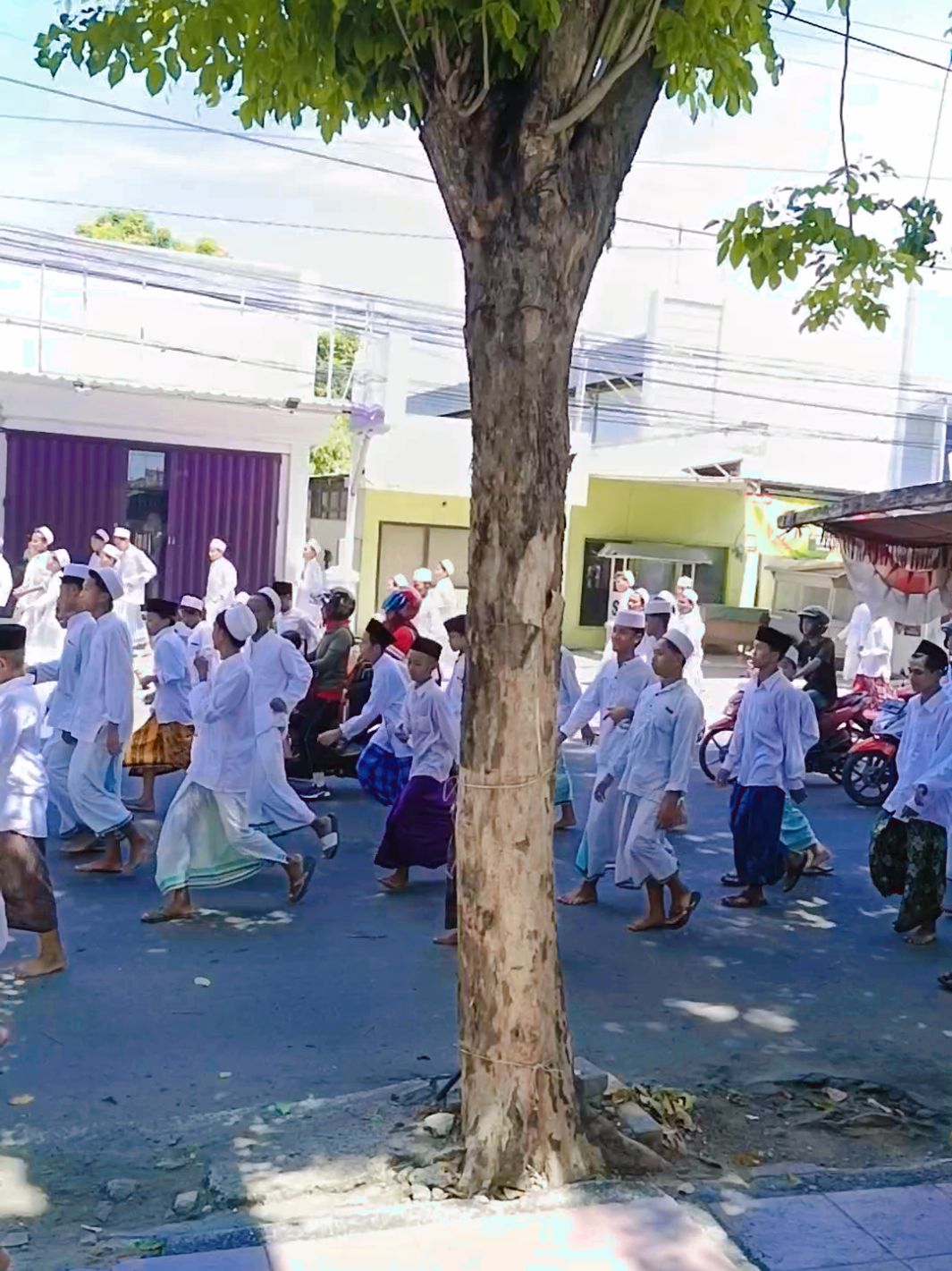 bangkalan berduka alm. RKH.kholil Aziz bin abdul muqit pengasuh pondok pesantren canti'an burneh di iringi para santri pondok kepang #kepang #santrikepang #bangkalan #fyp 