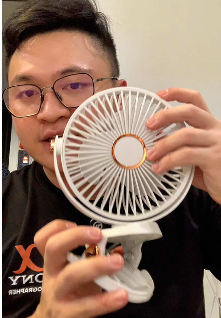 Mini clip fan. Have strong wind. Can use at indoor and outdoor. #clipfan #minifan #deskfan #kipasmeja #kipasportable 