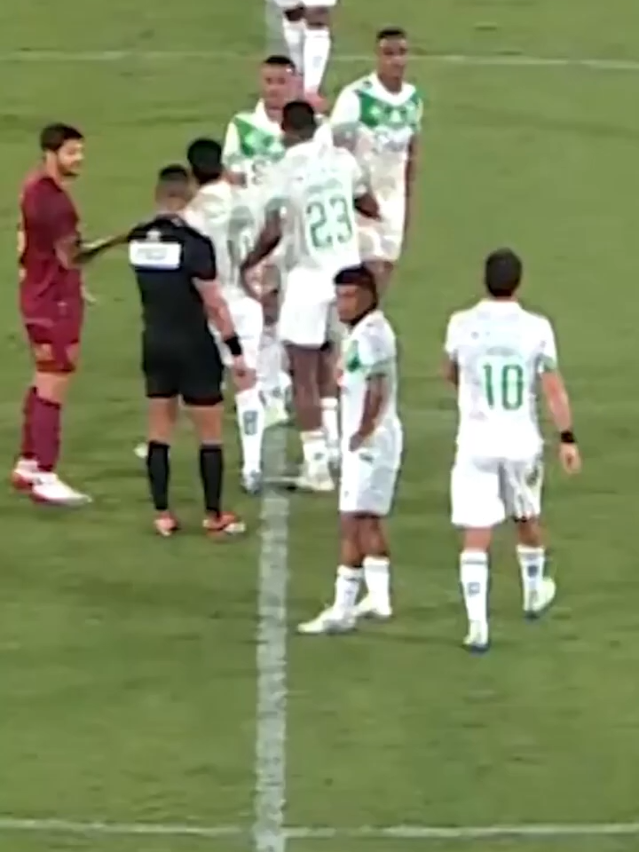 JUVENTUDE ABANDONA JOGO CONTRA O FLUMINENSE!  Você já viu um time desistir de continuar jogando por causa da arbitragem? Pois o Juventude fez isso! No jogo contra o Fluminense, no Maracanã, o Juventude reagiu com revolta após um lance polêmico no segundo tempo. O árbitro aplicou a regra dos oito segundos para o goleiro, determinou escanteio mesmo com a bola já fora — e desse escanteio nasceu o gol de Thiago Silva nos acréscimos.  Na súmula, consta que jogadores de Juventude coordenados por Alan Ruschel e Nenê chegaram a dizer: “Vamos sair, não vamos aceitar reiniciar o jogo, vamos sair, acabou.”  Eles se recusaram a voltar para reinício da partida, resistiram no campo e o árbitro encerrou o jogo.  #Futebolizei #Juventude #Fluminense #AbandonoDeJogo #Arbitragem #Polêmica #FutebolBrasileiro #EscanteioPolêmico #RegraDos8Segundos #CopaDoPovo #Súmula #Reclamações #ClimaPesado #TimeRevoltado #Bastidores #FutebolHoje #JogoPolêmico #NotíciasDeFutebol #CBF #CampeonatoBrasileiro #FutebolNews #Gols #DramaNosAcréscimos #Indignação #TimeGaúcho #Tricolor #JogoDecisivo #FutebolizeiNews #MomentoInédito #ReviravoltaNosBastidores