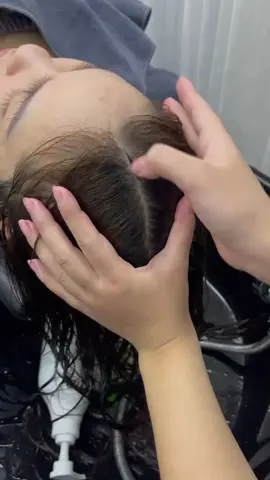 “Cảm giác phê khi da đầu được làm sạch tận sâu 😌💦”.                             #thaoduongxinhtv#goidauduongsinh#MassageThưGiãn#giảmstress#tvhairsalon  