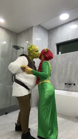 Halloween 2025 💚#shrekandfionacostume #shrek #fiona #halloweencouplescostumes #fyp 