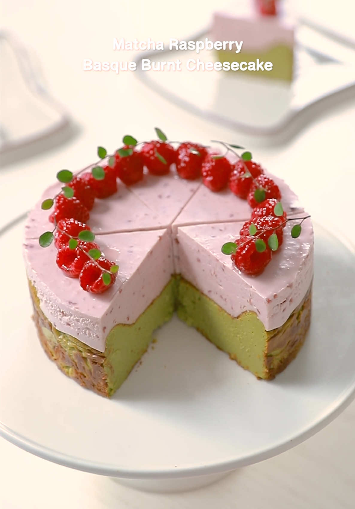 Làm xong mà không nỡ ăn vì quá là xinh íii  Matcha Raspberry Basque Burnt Cheesecake  #tarasrecipes #cheesecake #basqueburntcheesecake #matcha #matchalover 