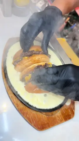 チーズに溺れる熱々ハンバーガー 熱々の鉄板で提供されるぐつぐつのチーズハンバーガーは、 ジューシーなパテと濃厚なチーズが相性抜群。 📍 American diner ANDRA/上野 🏠住所：東京都台東区東上野5-13-7 🚃最寄駅：上野駅より徒歩6分 ⏰営業時間：11:30 - 14:00 18:00 - 22:00 🗓️日定休日 A piping hot hamburger drowning in cheese Served on a piping hot griddle, this sizzling cheese hamburger offers a perfect combination of juicy patty and rich cheese. 📍 American diner ANDRA/Ueno 🏠 Address: 5-13-7 Higashiueno, Taito-ku, Tokyo 🚃 Nearest station: 6-minute walk from Ueno Station ⏰ Business hours: 11:30 - 14:00 18:00 - 22:00 🗓️ Closed on Sundays ——————— #東京グルメ #japanesefood 