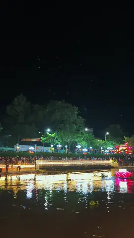 Năm nay xem thả hoa đăng mà chim chóc bay quá trời... #rachgia #NguyenTrungTruc #dulichvietnam #lễhội #angiang 