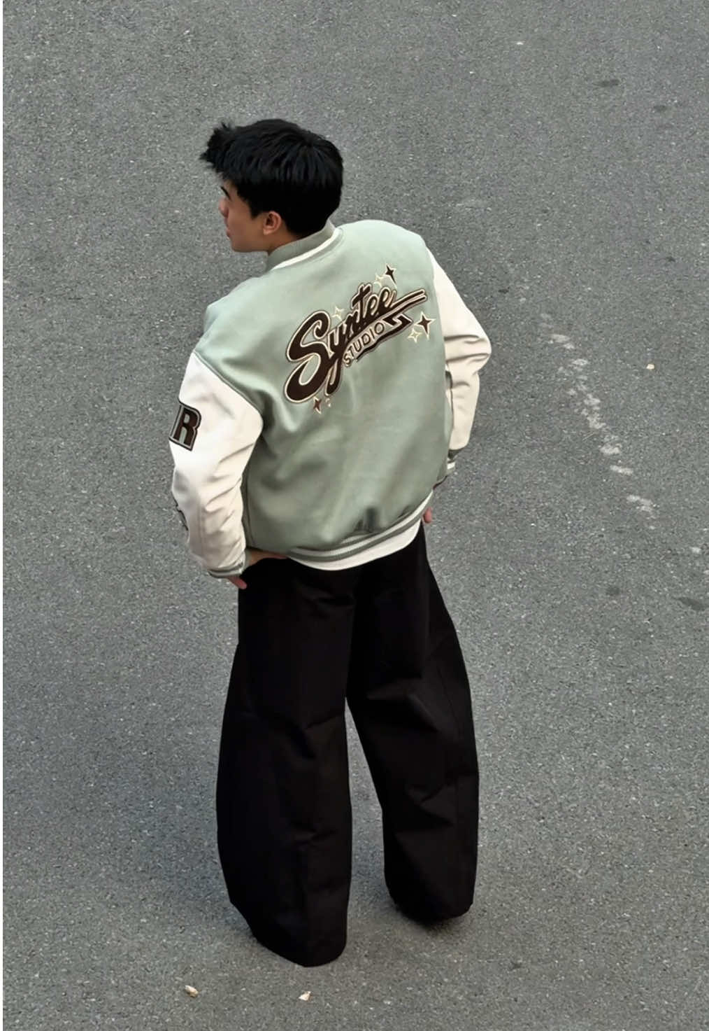 Quả này thì đẹp không điểm chê 🙋🏻‍♂️ #varsity #syntee #aokhoac #dungmet65 #outfitideas 