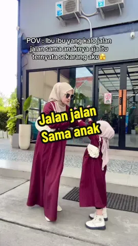 Kalo adaaa 9 nyawa mau sama mu sajaaa😍🥰 ibu ibu yang sekarang kemana mana sama anaknya itu sekarang aku🥹🫣🥰 apalagi kalo outfitnya kembaran seneng bangeeet #outfitanak #ootdanak #dresscouple #dressibuanak 