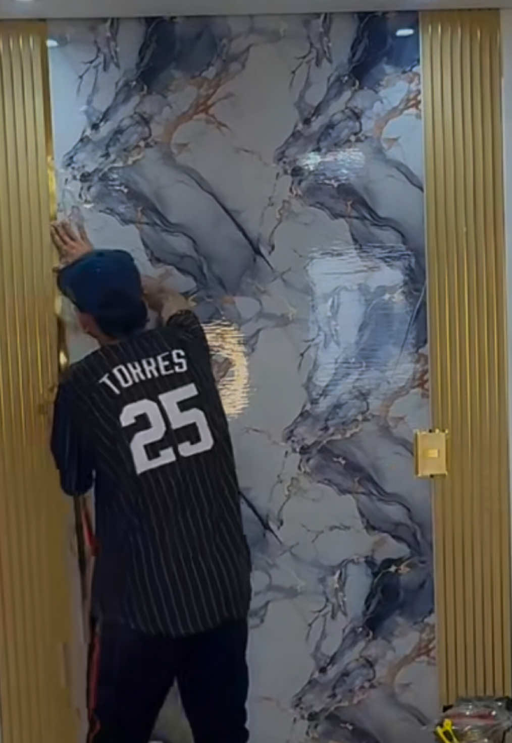 Nossa parede nova de marmore gostaram ?#marmore #reforma #foryou #viral #viraltiktok