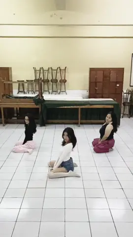 We ate that floor choreography up 🥵 dc : Mchoreo ✨ W/ @annftrina_ @rena  #fyp #scottandzeldabibi #Mchoreo #kpopdance #BIBI
