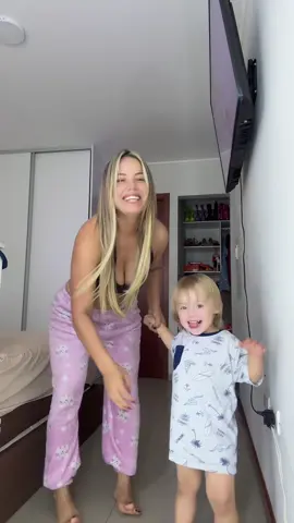 Yo también quería hacer el trend con mi hombrecito…🥰 primer intento, no le entiende a la coreo y le da vergüenza bailar!!!😂❤️✨ @Baby Alessandro 