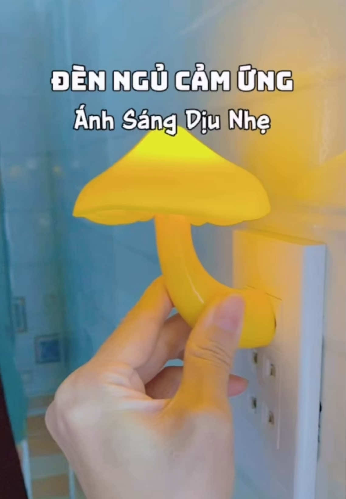 Các Bác nào đang tìm bóng đèn ngủ mà ánh sáng vàng dịu nhẹ thì không thể bỏ qua được đèn ngủ cảm ứng hình cây nấm dễ thương này nha. Giỏ hàng đang trợ giá sale , Các Bác tranh thủ săn sớm nhé. #nhungtienghe #denngu #denngucamung #denngucambien #dennguthongminh 