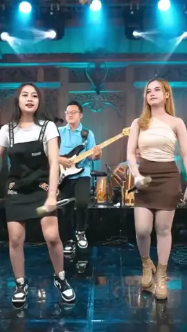 Selvi ayunda Ft Ajeng febria #dangdut #koplo #storymusik 