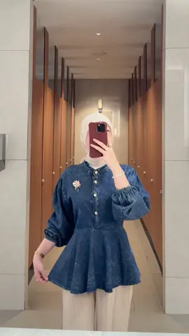 Cakeppp bgtt blouse denim nya bikin badan keliatan slim!🤩🤩 #fyp #racuntiktok #outfitideas #outfithangout #outfithangout 