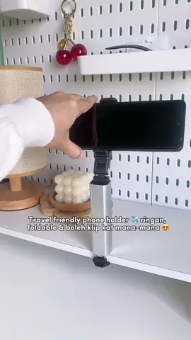 Travel wajib bawa benda ni 😍 Phone holder paling ringan & senang — boleh klip kat meja, dashboard, tray flight pun boleh! 🔥 #phoneholder #travelgadgets #travelmusthave #magicphoneclip ##phoneholderviral @JJ Lab 