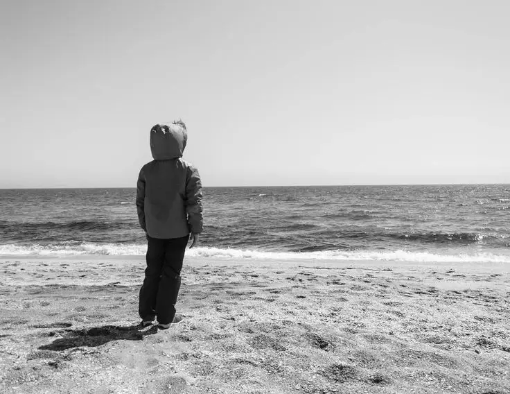 Cuộc đời có những lúc khiến ta tự hỏi: “Mình thật sự đang sống, hay chỉ là đang tồn tại?” Mỗi ngày trôi qua với những vòng lặp quen thuộc, ta mỉm cười với thế giới nhưng lại lặng im với chính mình. Những ước mơ xưa dần bị che phủ bởi những lo toan thường nhật, ánh mắt cũng thôi sáng như thuở ban đầu. Ta bắt đầu chấp nhận mọi thứ như điều hiển nhiên, nhưng sâu bên trong, một góc nhỏ của tâm hồn vẫn khát khao được tự do. Đôi khi, ta chỉ cần một khoảnh khắc dừng lại, để hít một hơi thật sâu, để lắng nghe tiếng lòng. Không phải ta yếu đuối, mà là ta đã quá lâu không đối thoại với chính mình. Cuộc sống ngoài kia ồn ào quá, mà trái tim thì chỉ muốn một chốn thật yên. Ta không cần phải luôn mạnh mẽ, cũng không cần phải luôn tỏ ra ổn. Chỉ cần thành thật với cảm xúc của bản thân, đó đã là một sự dũng cảm rồi. Bởi vì, hành trình sống không chỉ là chạy về phía trước, mà còn là học cách quay về bên trong  để tìm lại chính mình.