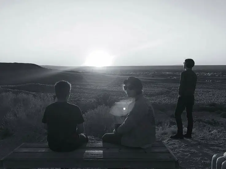 Có những đêm dài, ta không thể ngủ… không phải vì mệt, mà vì lòng chất chứa quá nhiều điều chưa nói. Những ký ức xưa cứ lặng lẽ ùa về, như những thước phim cũ chiếu lại giữa bóng tối lặng im. Ta nhớ những người từng đi cùng ta một đoạn đường, nhớ những lời chưa kịp nói, những cái ôm chưa đủ chặt. Cuộc sống vốn dĩ là những cuộc chia ly lặng lẽ, không ồn ào, không báo trước… Chỉ là một ngày, ai đó không còn ở đó nữa. Ta học cách mỉm cười khi nhắc về quá khứ, dù trái tim vẫn còn khe khẽ nhói. Không phải vì ta đã quên, mà vì ta biết, có những điều chỉ nên cất giữ trong tim. Thời gian rồi cũng sẽ khiến mọi thứ trở nên nhẹ nhàng, như cách sóng biển xóa dần dấu chân trên cát. Ta vẫn sẽ bước tiếp, dù phía trước là bao điều chưa biết. Bởi lẽ, cuộc sống không đợi ai níu giữ, và trái tim ta rồi cũng sẽ học được cách bình yên… ngay cả khi bên trong vẫn còn một khoảng trống.