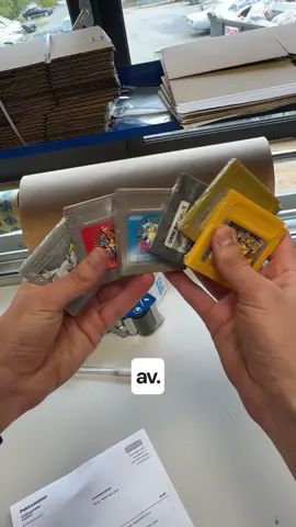 En trippelbestilling fra Grim, Rino og Emil, med alt fra Pokémon-klassikere og en strøken PS1. Skumle Silent Hill spill og masse actiontittler. Alt er renovert, testet og klar for nye eventyr! #letspackanorder #retrospill #pokemon #norgetiktok #ps1 