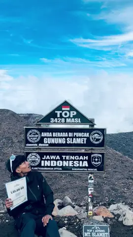 Yudiss , pgsd 25” #pgsdupgris #gunungslamet #gunungslamet3428mdpl #upgrissemarang #platktiniboss 