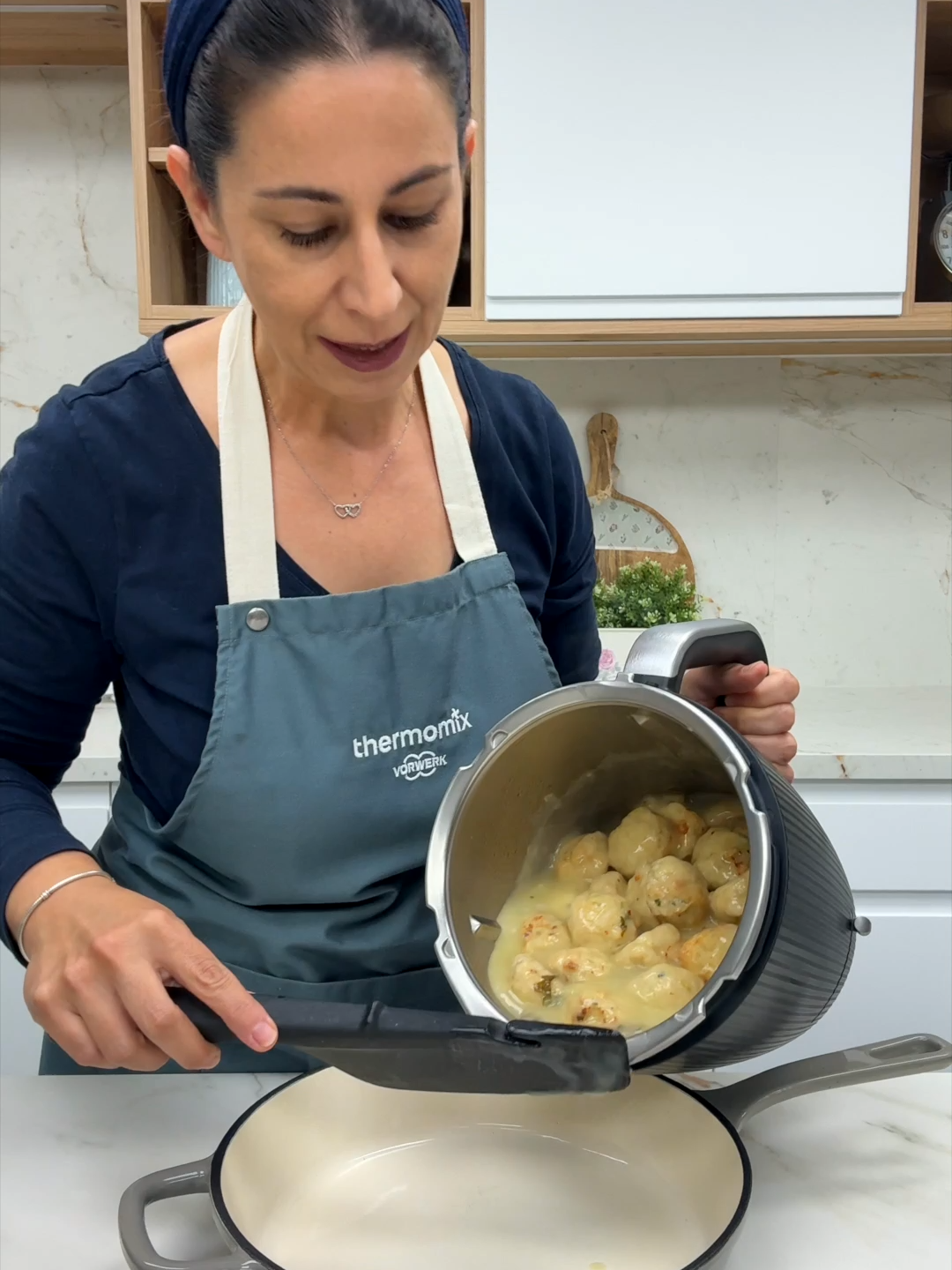 🐟 Albóndigas de Merluza 🐟 En casa se van a chupar los dedos con esta receta! 😋 Quedan súper ricas y muyyy jugosas Si a tus peques les cuesta comer pescado, es la receta perfecta para que disfruten comiéndolo 👏 Ingredientes: - 80 gr de pan de molde - 150 gr de leche - 1 diente de ajo - 1 ramita de perejil fresco - 100 gr de cebolla - 25 gr de aceite de oliva - 300 gr de merluza sin espinas - 100 gr de gambas peladas - 1 huevo - 25 gr de vino blanco - sal y pimentón al gusto - Harina para rebozar PARA LA SALSA - 1 diente de ajo - Perejil fresco - cayena ( opcional) - 150 gr de cebolla - 75 gr de aceite de oliva - 30 gr de harina - 75 gr de vino blanco - 459 gr de caldo de pescado - Sal 👉Sigue el paso a paso de la receta para saber cómo prepararlas 🇪🇸 agente oficial de Thermomix en toda España ✅ Atención personalizada ✅ Asesoramiento en todo momento ✅ Envío a toda España 🇪🇸 Escríbeme y te informo sin compromiso Al WhatsApp ☎️ 653490607 #Thermomix
