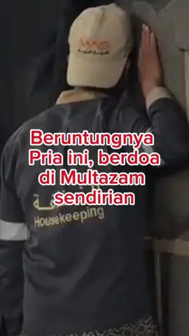 Seorang petugas kebersihan di Multazam… Di antara jutaan tamu Allah, ada satu sosok sederhana yang berdiri lama di Multazam… Bukan karena pangkat, tapi karena rindu dan harap yang tulus. Dengan hati yang lemah, ia berdoa sebagaimana doa Nabi ﷺ di Thaif: > “Ya Allah, kepada-Mu aku mengadu lemahnya kekuatanku, sedikitnya daya upayaku, dan hinanya aku di mata manusia...” Kadang, bukan siapa kita di dunia yang membuat doa didengar, tapi seberapa dalam kita berserah kepada Allah. 🤍 🕋 Semoga kita semua diberi kesempatan mencurahkan doa di depan Multazam — tempat doa tak pernah tertolak, insya Allah. Ketik 'Aamiin' kalau hatimu rindu ke Baitullah. 🤲 video by : @rafiqharameen  #UmrahkuJalanSunnahku #Multazam #DoaNabi #TanahSuci #UmrahSesuaiSunnah 