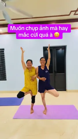 Chị chị em em. #yoga. #yogaathome. #yogaPT.