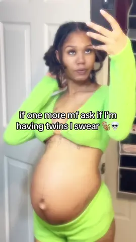 Like no it’s just one 6 1/2 pound baby in there 😭🌸 #pregnacy #viral #explorepage #preggosoftiktok 