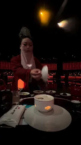 Bạn thân ơi, vua chúa cũng chỉ đến vậy hoy, bạn còn được bonus thổi nến sinh nhật và sáu lời chúc 🤣🌟👸 #hangzhou #gongyan #bff 