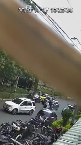 🚨 Delincuentes arrollados tras violento robo en Guayabal Dos hombres que asaltaron a dos mujeres fueron embestidos al huir: uno murió y el otro fue capturado herido. Las autoridades recuperaron las joyas, incautaron un arma y la motocicleta. #Medellín #Guayabal #SeguridadMedellín #autoridadyorden 