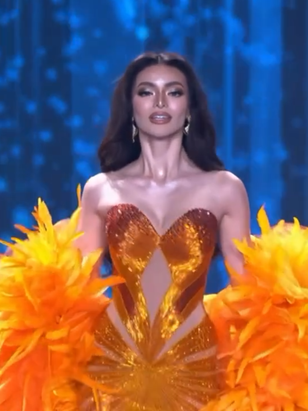 THIS IS GRAND! 🔥👑 Emma Tiglao dazzled in gold, exuding confidence and grace during the evening gown competition at the Miss Grand International 2025 finale, Oct. 18, 2025. COURTESY: Miss Grand Philippines/Instagram #GMANews